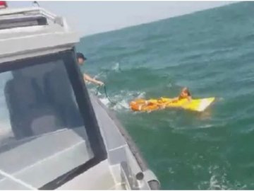Дівчину на матраці віднесло на кілометр в Азовське море. ВІДЕО