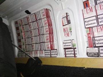 Волинянин-контрабандист сховав під обшивку авто 4 тисячі цигарок