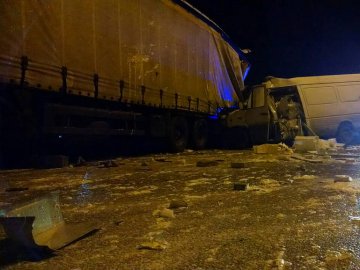 Аварія на Рівненщині: Mercedes врізався у фуру волинянина