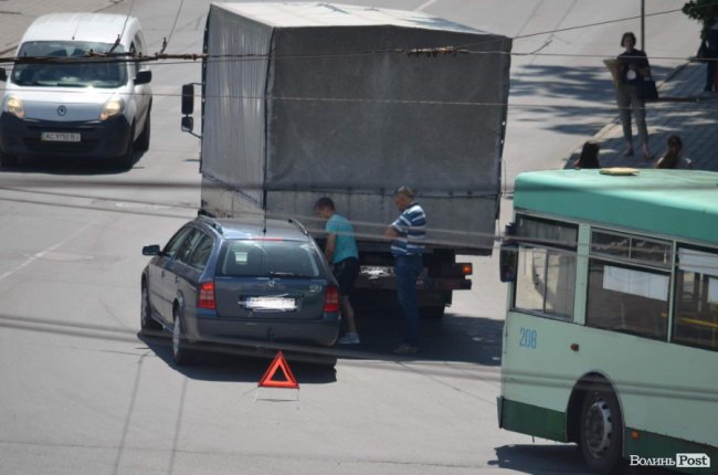 На площі Возз'єднання у Луцьку – аварія за участю легковика та вантажівки. ФОТО