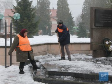 Волинські комунальники борються зі сніговою кашею