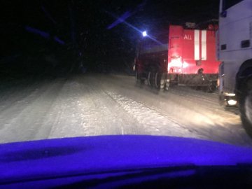 Через негоду на трасі Устилуг-Луцьк-Рівне застрягли 4 вантажівки. ФОТО
