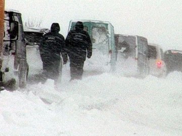 На Рівненщині в снігах застрягли десятки людей