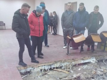 «Протікає дах, а підлогу доїдає грибок»: жителі села на Волині скаржаться на аварійне приміщення центру
