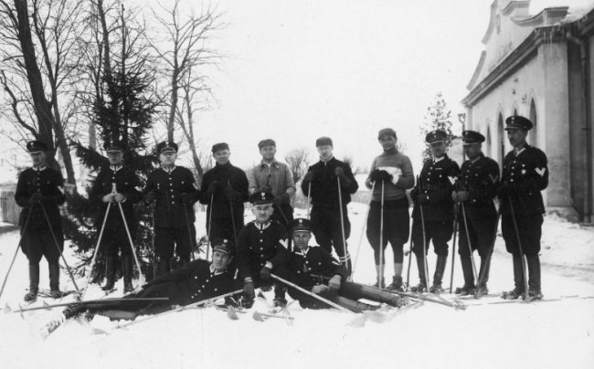 Працівники луцької поліції перед катанням на лижах, 1932 р.