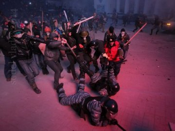 Протестувальники у Києві взяли в «полон» міліціонера