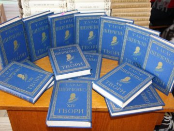 Подружжя українців із США подарувало Волинській обласній бібліотеці цінні книги