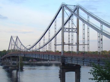 Небезпечний руфінг: у Києві школяр зірвався з мосту
