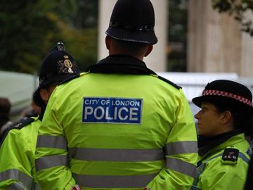 У Лондоні чоловік із ножем напав на поліцейських біля палацу королеви