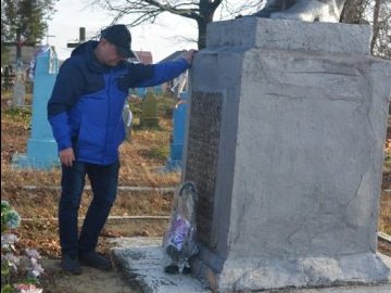 «Справа усього життя»: чоловік з Ізраїлю знайшов могилу свого дідуся на Волині