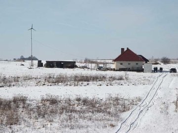 Вітряк і сонячна батерея: у селі під Луцьком люди виживають без електрики