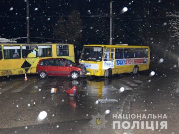 У вечірній аварії у Луцьку постраждала старенька пасажирка маршрутки