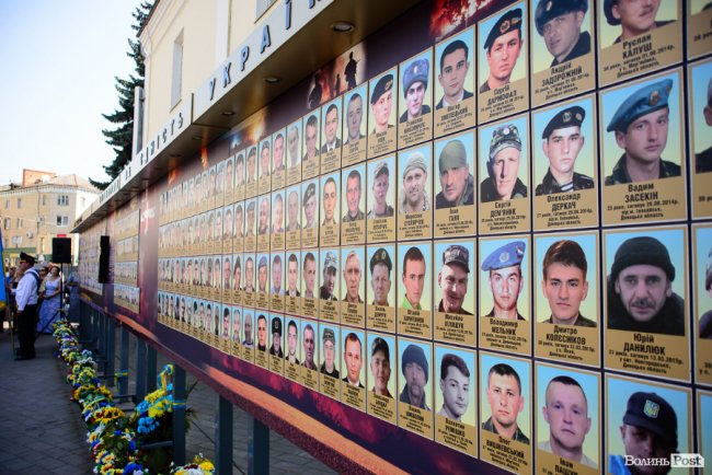 У Луцьку вшанували загиблих захисників України. ФОТОРЕПОРТАЖ