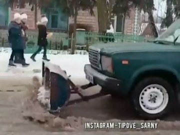 На Рівненщині чоловік зробив бульдозер для чистки снігу із «Жигулів». ВІДЕО