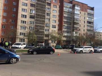 У Луцьку автівка збила чоловіка з дитячим візочком: деталі аварії 