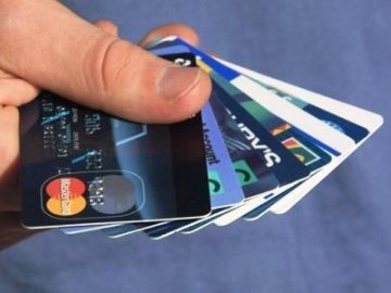 Українців закликають бути обережними з платіжними картками через шахраїв 