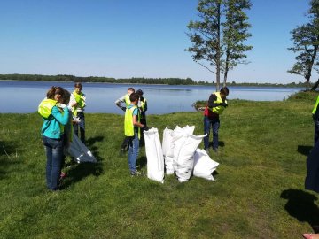 Діти зібрали на берегах волинських озер 25 мішків сміття