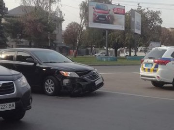 Аварія у Луцьку: елітній іномарці відірвало бампер. ФОТО