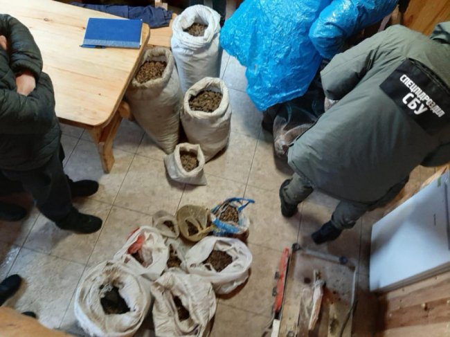  На Рівненщині поліцейського підозрюють у «кришуванні» видобутку бурштину. ФОТО