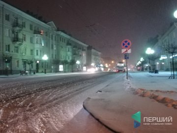 Центральні вулиці Луцька – нерозчищені від снігу