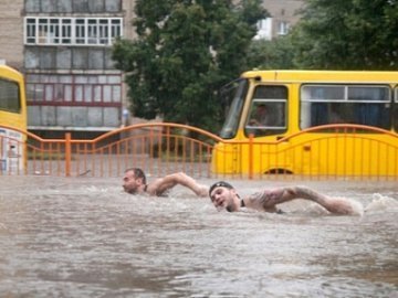 У Луцьку через потоп на Соборності під час зливи «підсилили» каналізацію