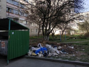 Містяни скаржаться на сміттєзвалище у центрі Луцька. ФОТО