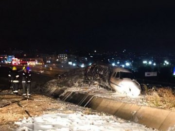 У Туреччині під час аварійної посадки розбився літак