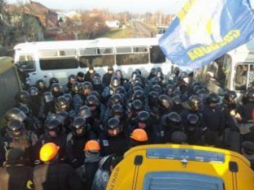 Сусіди Януковича через кордони міліції не можуть потрапити додому. ВІДЕО
