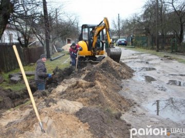 Після каналізування вулиця у Шацьку перетворилася на «горбки та ямки»