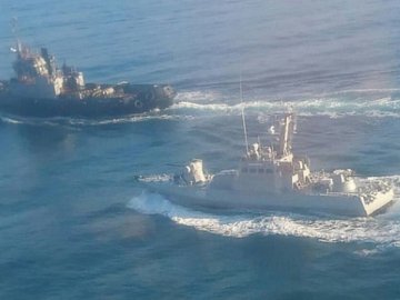 Відкрили вогонь, є поранений: росіяни захопили три кораблі Військово-морських сил України. ВІДЕО