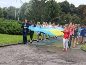У Володимирі розгорнули 10-метровий прапор. ФОТО