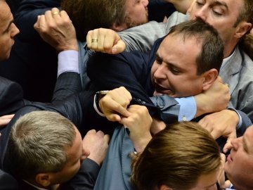 Нардепи з бійкою вигнали регіонала з парламенту. ФОТО