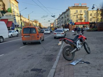 У центрі Луцька сталась аварія за участі мотоцикліста. ФОТО