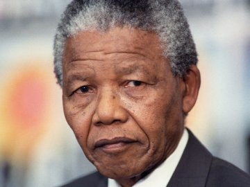 Помер Нельсон Мандела