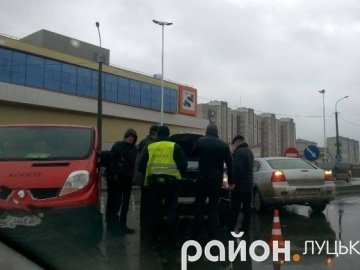 Подвійна аварія в Луцьку: зіткнулися Lexus, Opel та Renault 