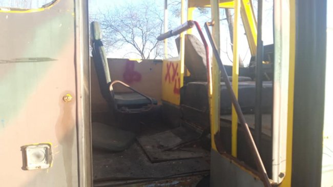 Нецензурні слова та зображення: невідомі понищили автобус учасників АТО у Ківерцях. ФОТО