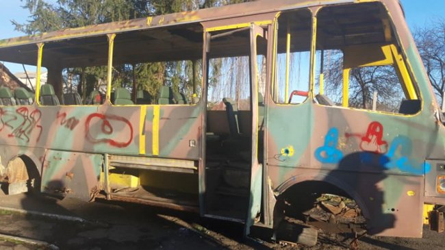 Нецензурні слова та зображення: невідомі понищили автобус учасників АТО у Ківерцях. ФОТО