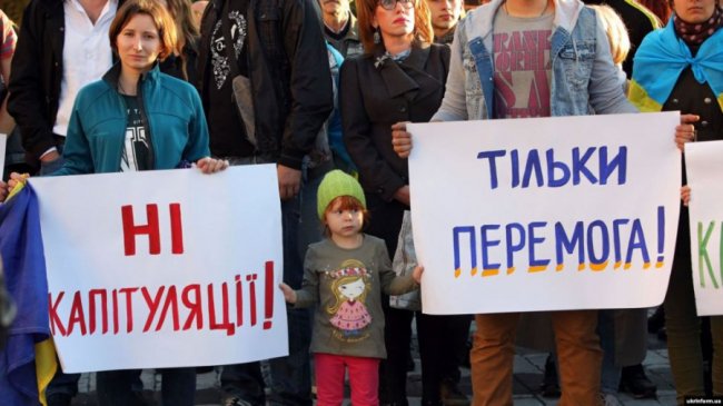 «Ні – капітуляції»: тисячі українців вийшли на акції протесту. ВІДЕО