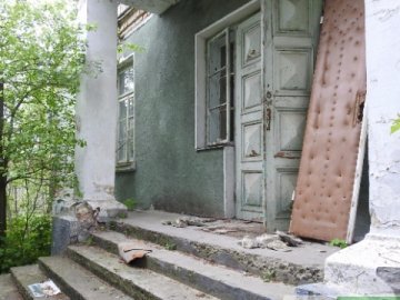 Від маєтку до пристанища безхатьків: у центрі Луцька руйнується історична будівля