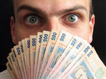 Українцям обіцяють підвищити зарплати та пенсії
