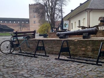 У Луцькому замку встановили нову велопарковку
