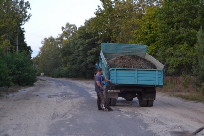 На Волині люди самотужки ремонтують дорогу до села. ФОТО