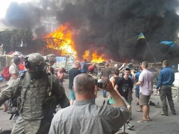 На Майдані в Києві знову горіли шини.ФОТО.ВІДЕО