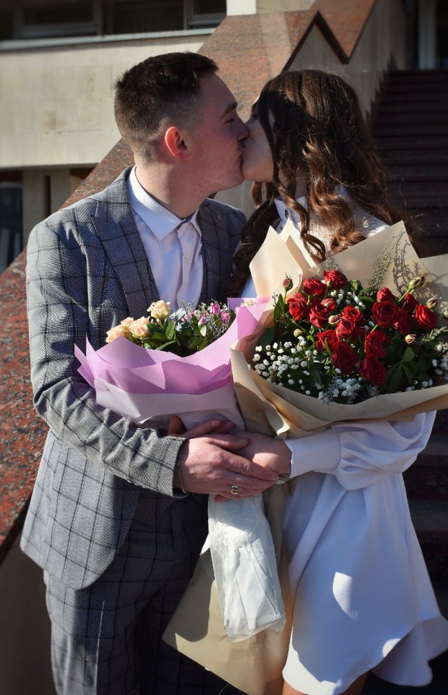 «Хоч і банально, зате символічно»: у Луцьку 12 пар одружилися на Валентина. ІСТОРІЇ КОХАННЯ
