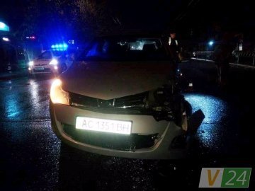 Аварія у Луцьку: водії,  порушивши правила, розтрощили автівки