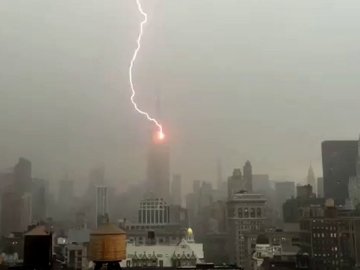 У Нью-Йорку зафіксували, як блискавка вдарила в Емпайр-Стейт-Білдін. ВІДЕО