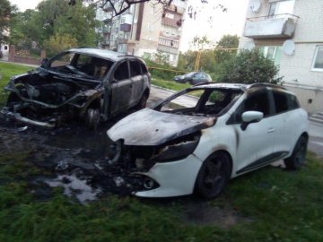 На Рівненщині вночі спалили дві автівки бізнесменів