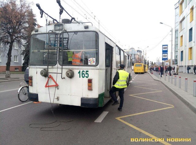 Аварія у Луцьку: Volkswagen зіткнувся з тролейбусом. ФОТО