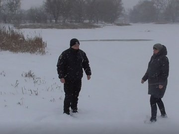 На Полтавщині поліцейський врятував життя родині, яка провалилася під лід. ВІДЕО