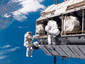 Астронавти провели шість годин в космосі. ВІДЕО